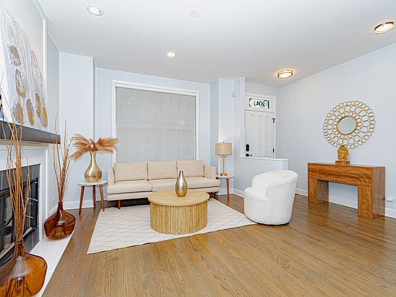 3rd image of 2043 W Saint Paul Ave