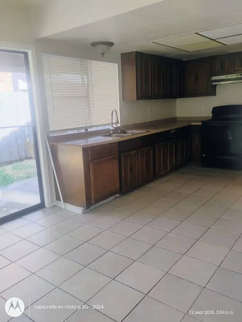Beautiful 4 Bedroom 2 Bathroom in Carrollton! — Photo 3