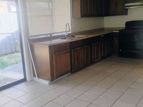 3rd image of 2901 Colonial Dr