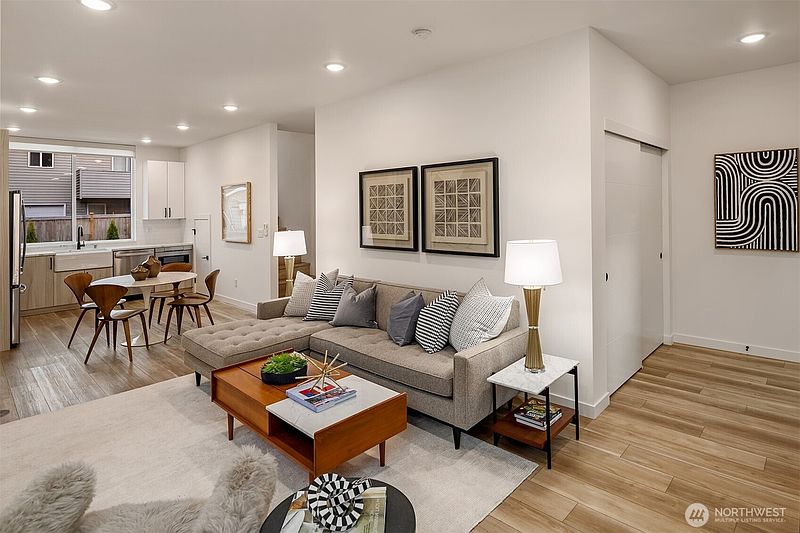 4th image of 3406 B 34th Avenue W