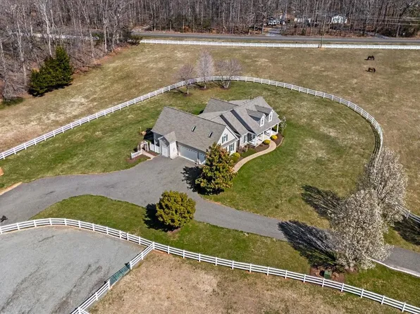 8032 Meadowland Dr, Locust Grove, VA 22508