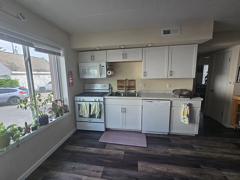 409 W Elm St — Photo 4