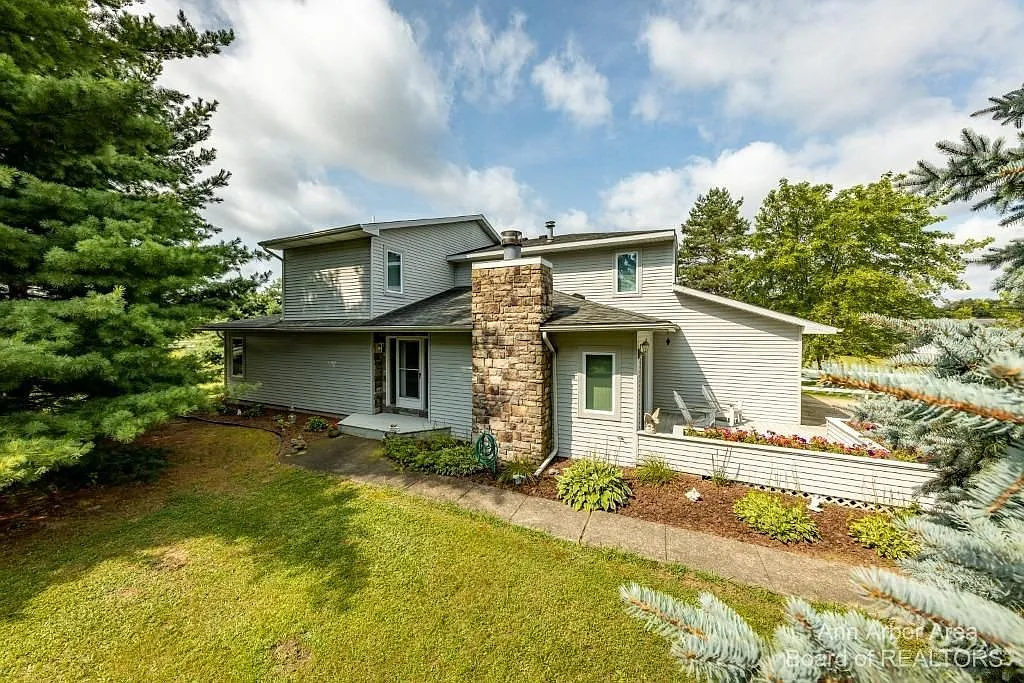 10966 Dexter Pinckney Rd photo 1