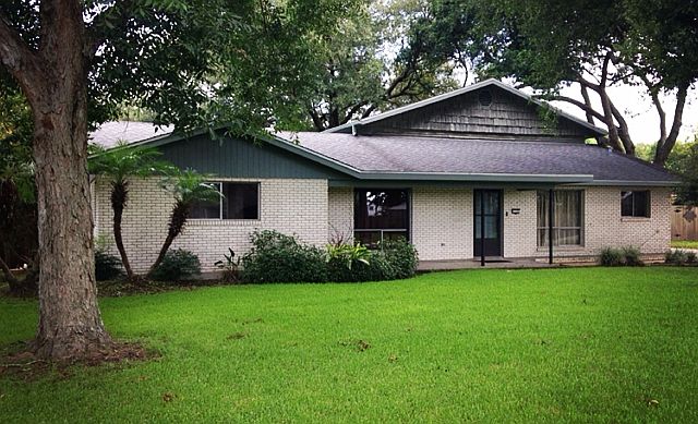 Street view
						:
						The home has a large front yard & is located in a very well kept neighborhood.
