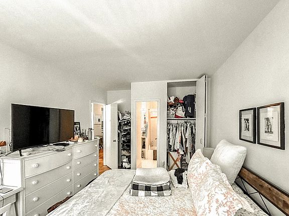 3rd image of 220 E 24th St APT 4a