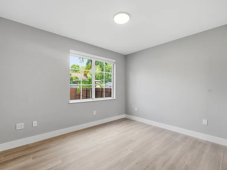 1290 NW 25th St — Photo 16