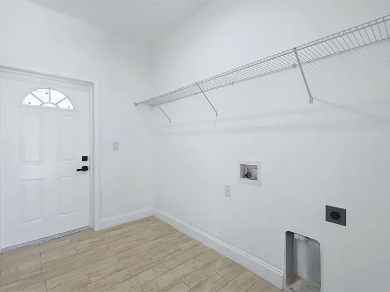 8 Bank Ct — Photo 23