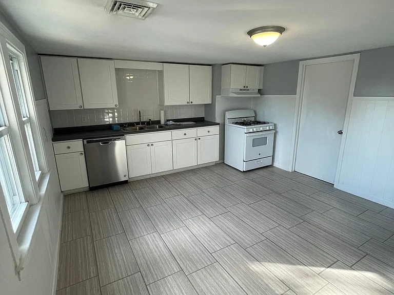 198 Helen St — Photo 10