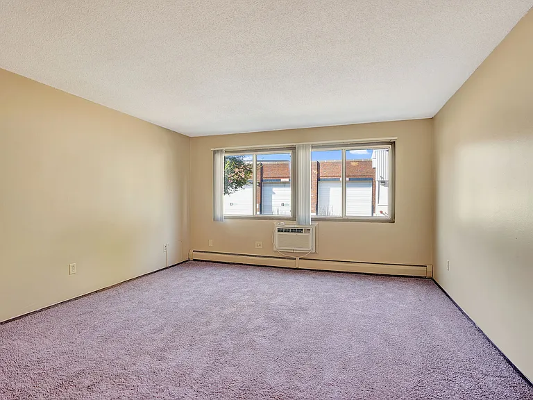 Hennepin Apartments — Photo 30