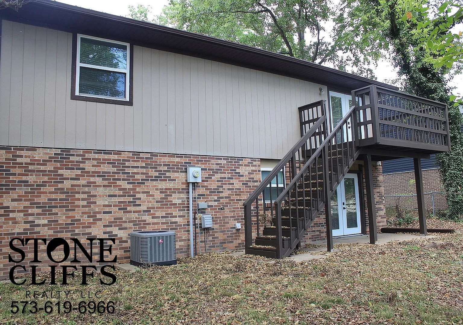 3 bed, 2 bath home with 1 car garage and fenced backyard — Photo 2