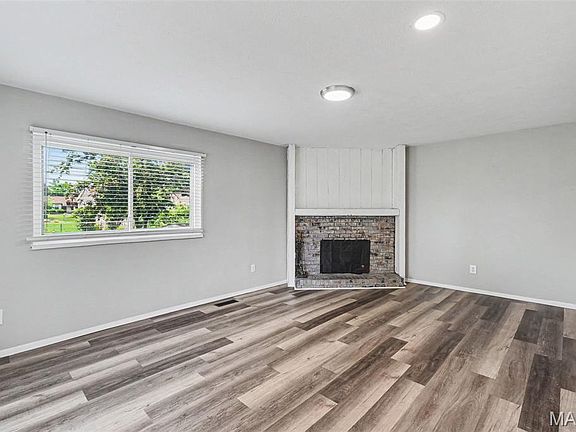 5th image of 32 Queen Ann Dr