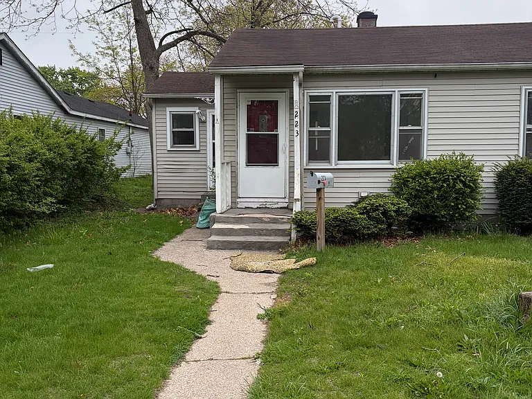 223 Van Buren Ave — Photo 2