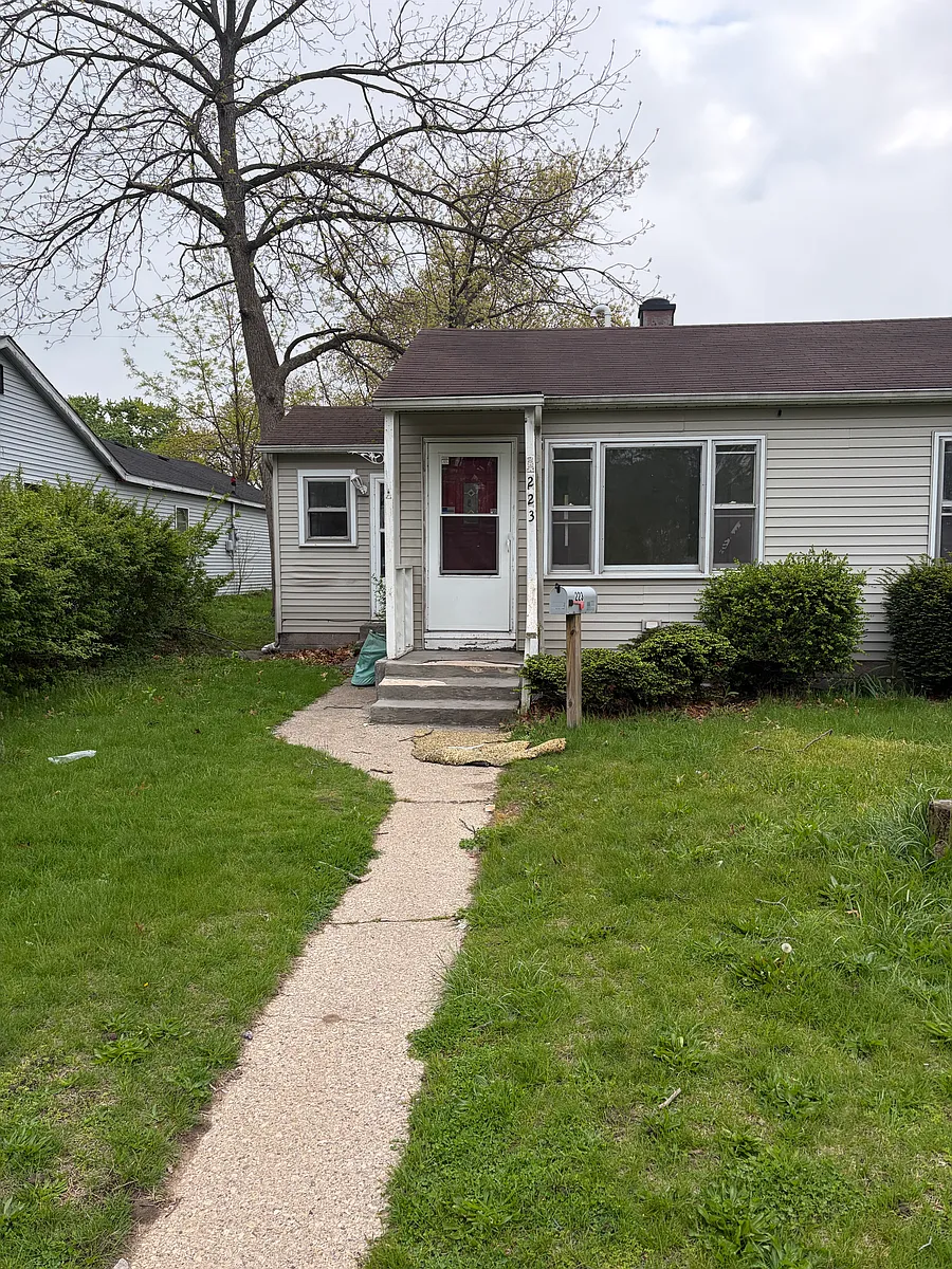 Building Photo - 223 Van Buren Ave