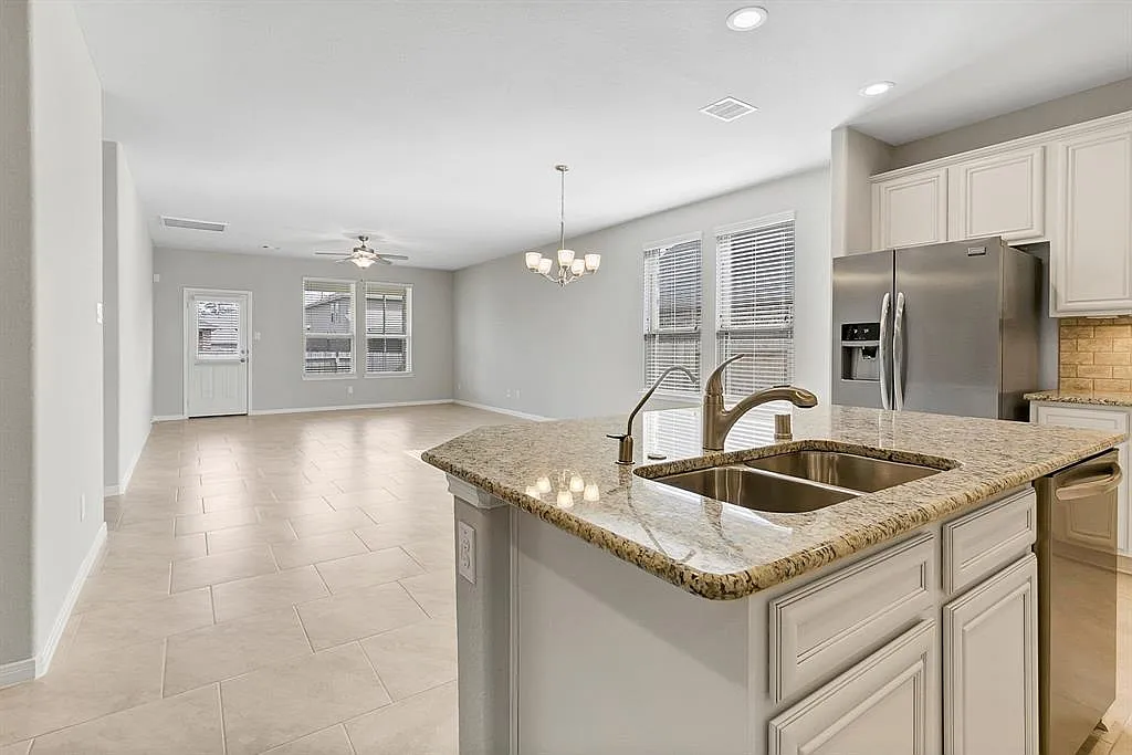 5 bed, 3.5 bath, 3772 sqft, $3,300 — Photo 4