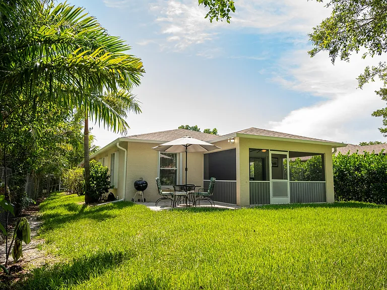 2247 Pineland Ave — Photo 45