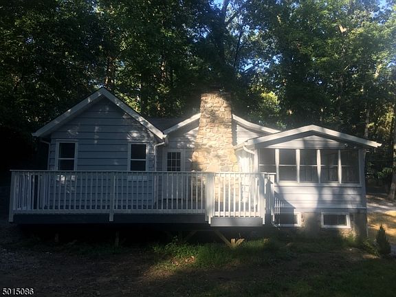 3rd image of 913 Edgewood Dr