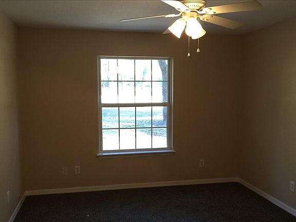 3rd image of 210 NW Battle Hill Ln