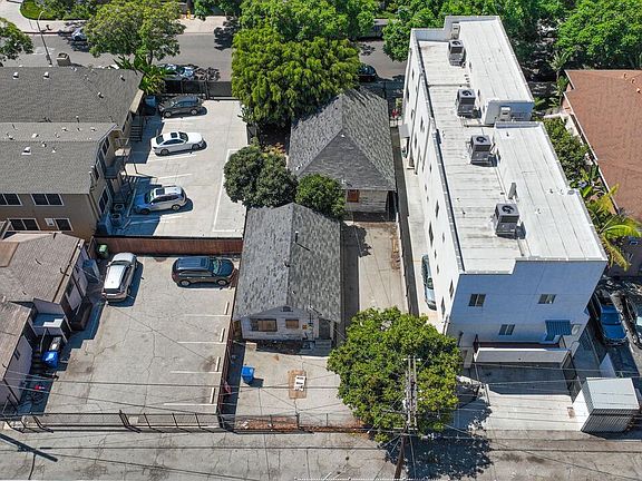 4th image of 3042 Royal St