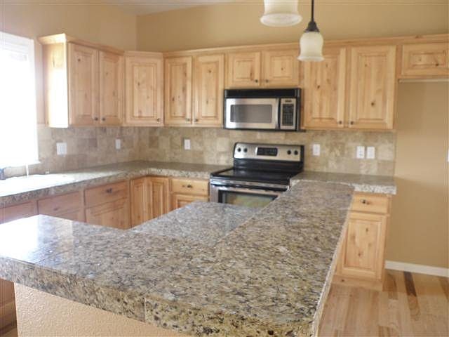 2nd image of 3913 N Maple Grv