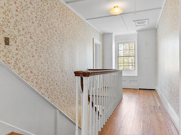 4th image of 1905 Broughton St