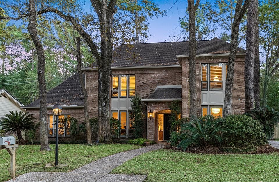 Fabulous Kenswick home on heavily wooded cul-de-sac!