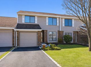 240 Pond View Lane, Smithtown, NY
