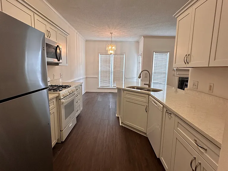 4400 Moss Spring Dr — Photo 6