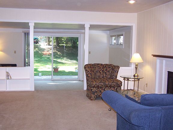 Entrance into enlongated Living room