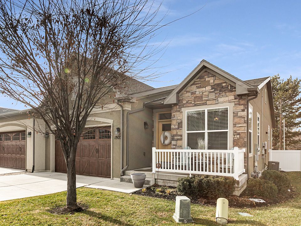 Front view - detached 2-car garage