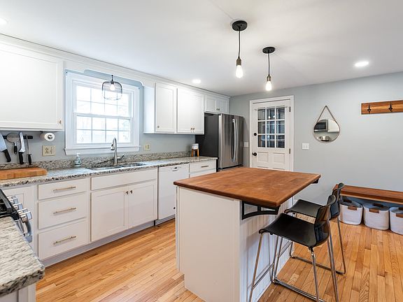 4th image of 30 Massachusetts Drive