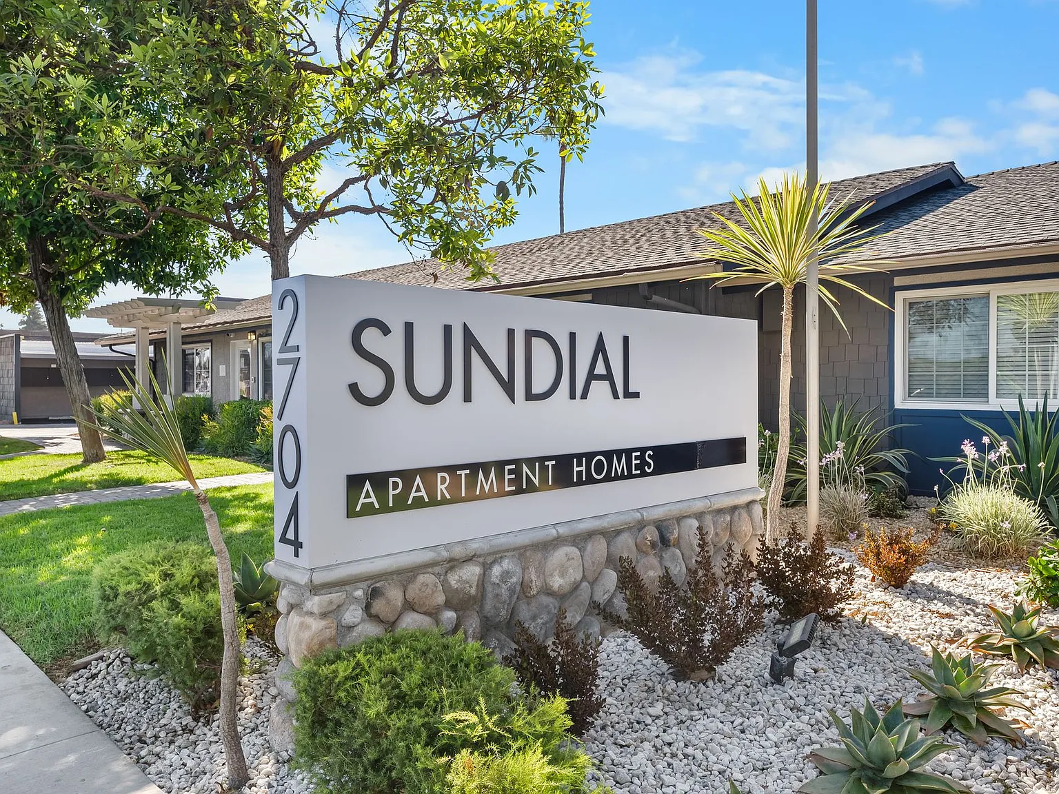 Sundial Apartments — Photo 2