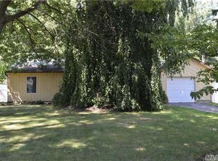 9 Hempstead St, Holtsville, NY 11742