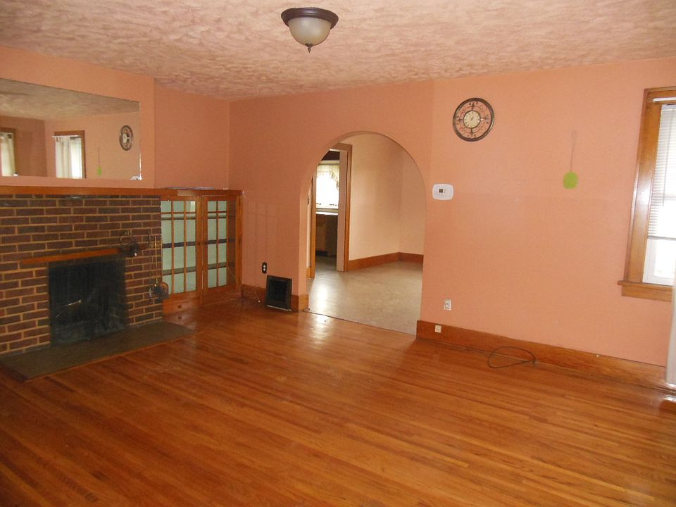 1st image of 210 S Willow St