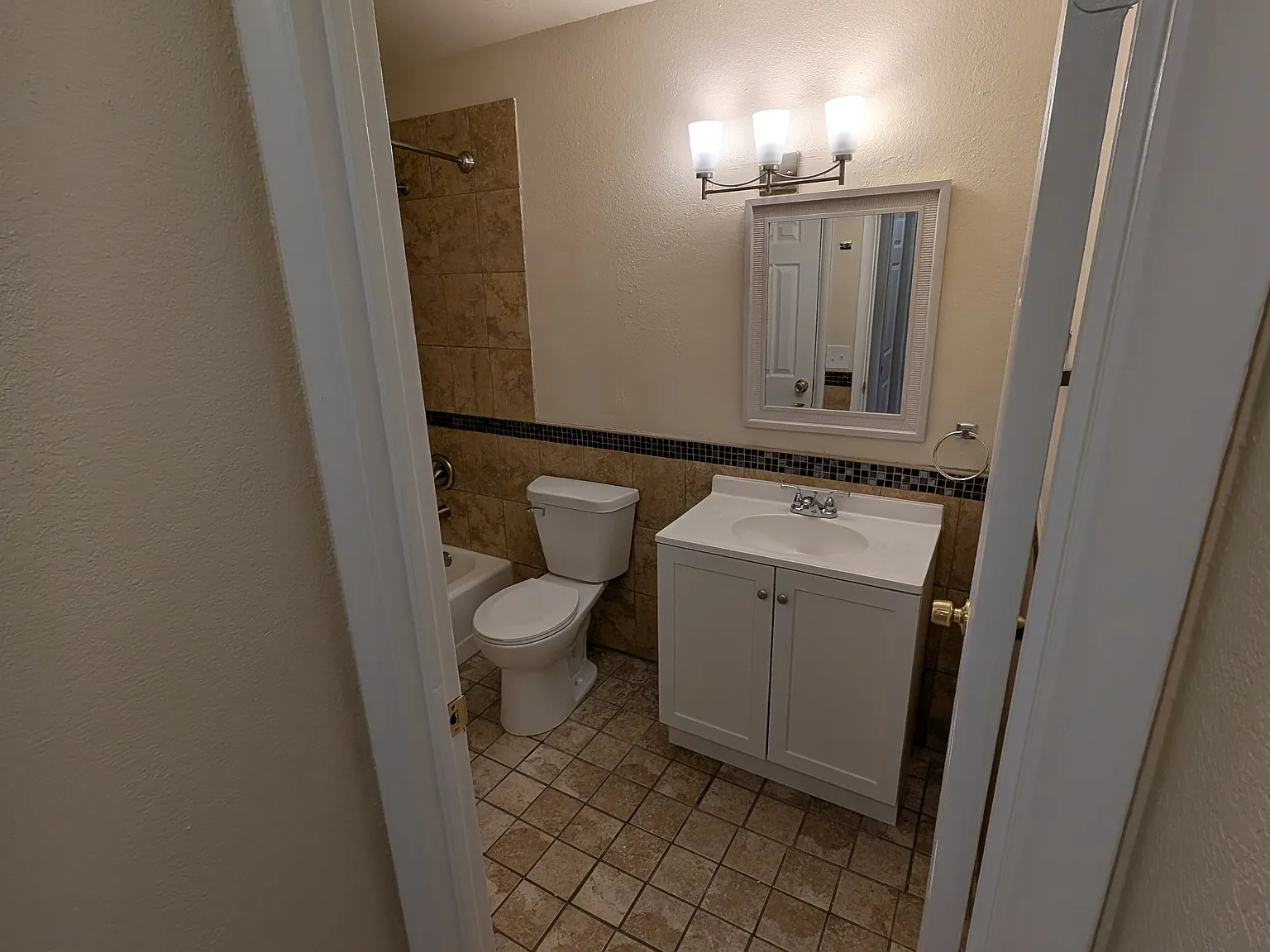 2 bed, 1000 sqft, $1,200 — Photo 3