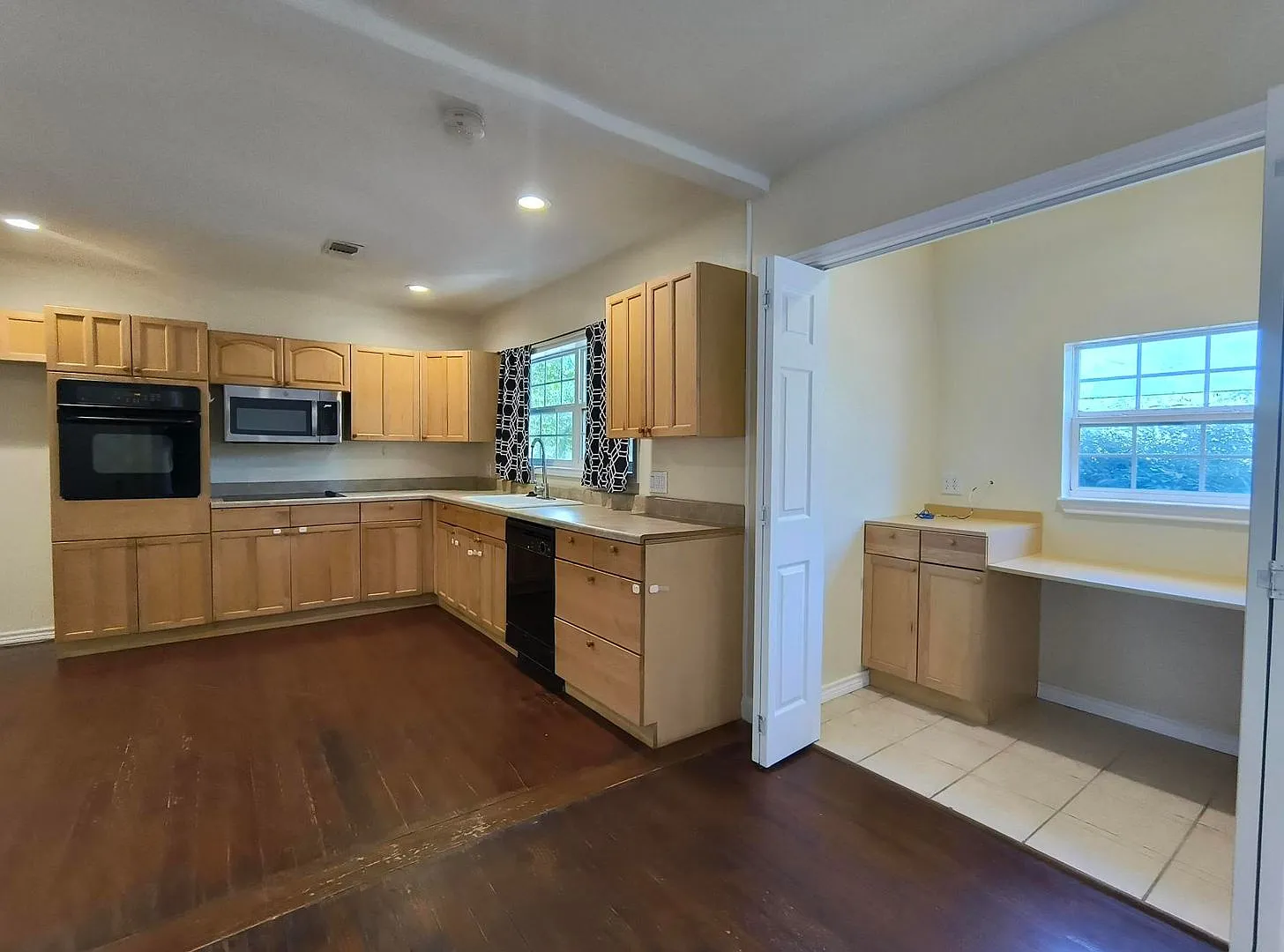 Cute And Spacious 3 Bedroom, 2 Bath Home With Fenced In Backyard Available Now! — Photo 2