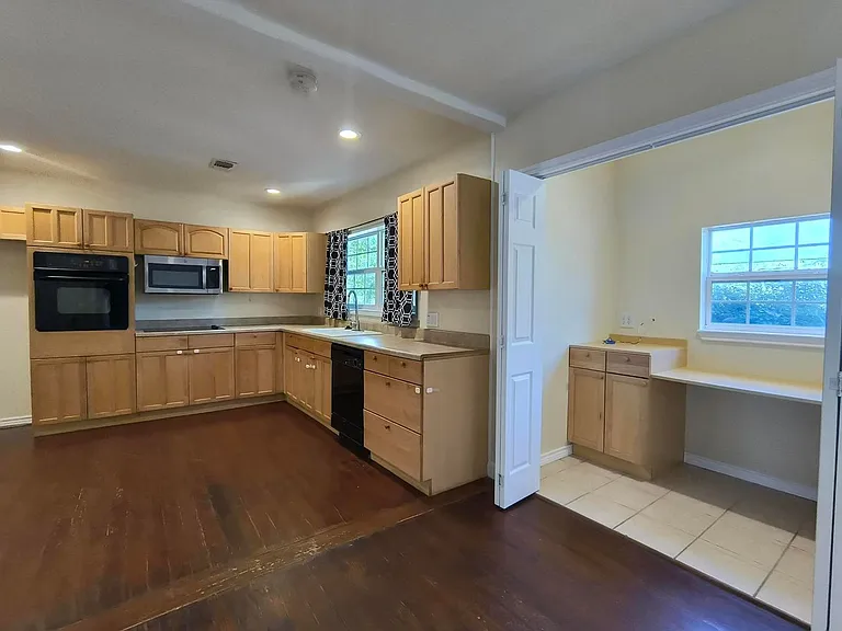 2317 Live Oak St — Photo 2