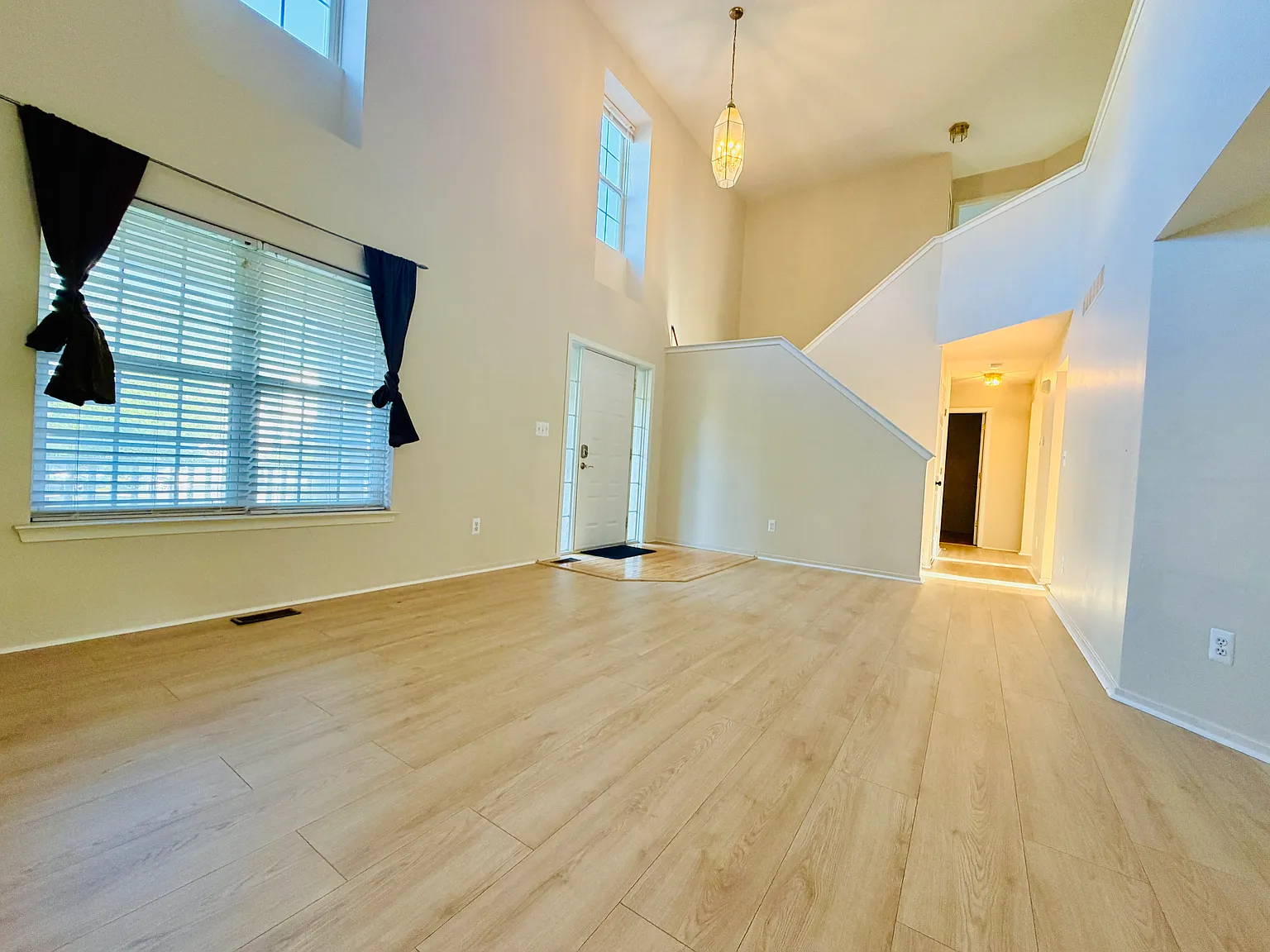4 bed, 3.5 bath, 2057 sqft, $3,200 — Photo 3