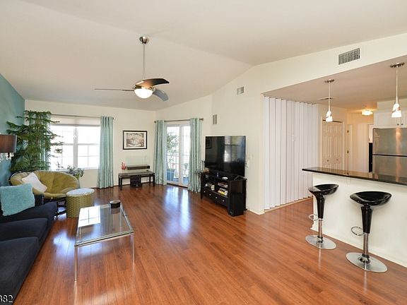 3rd image of 20 Parkside Ct