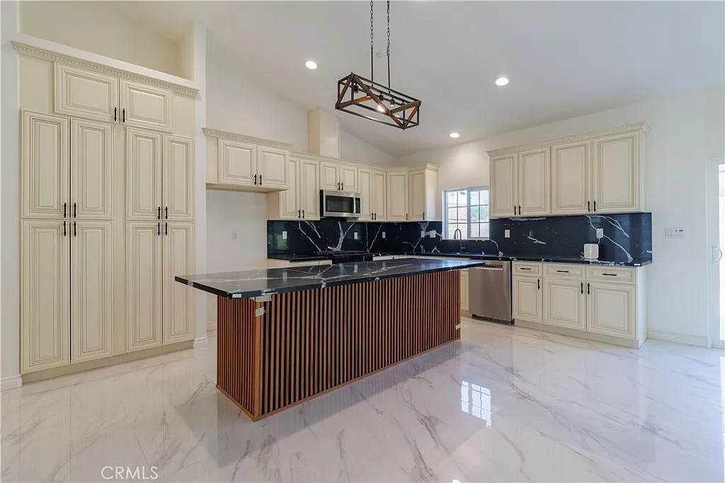4 bed, 3800 sqft, $4,700 — Photo 2