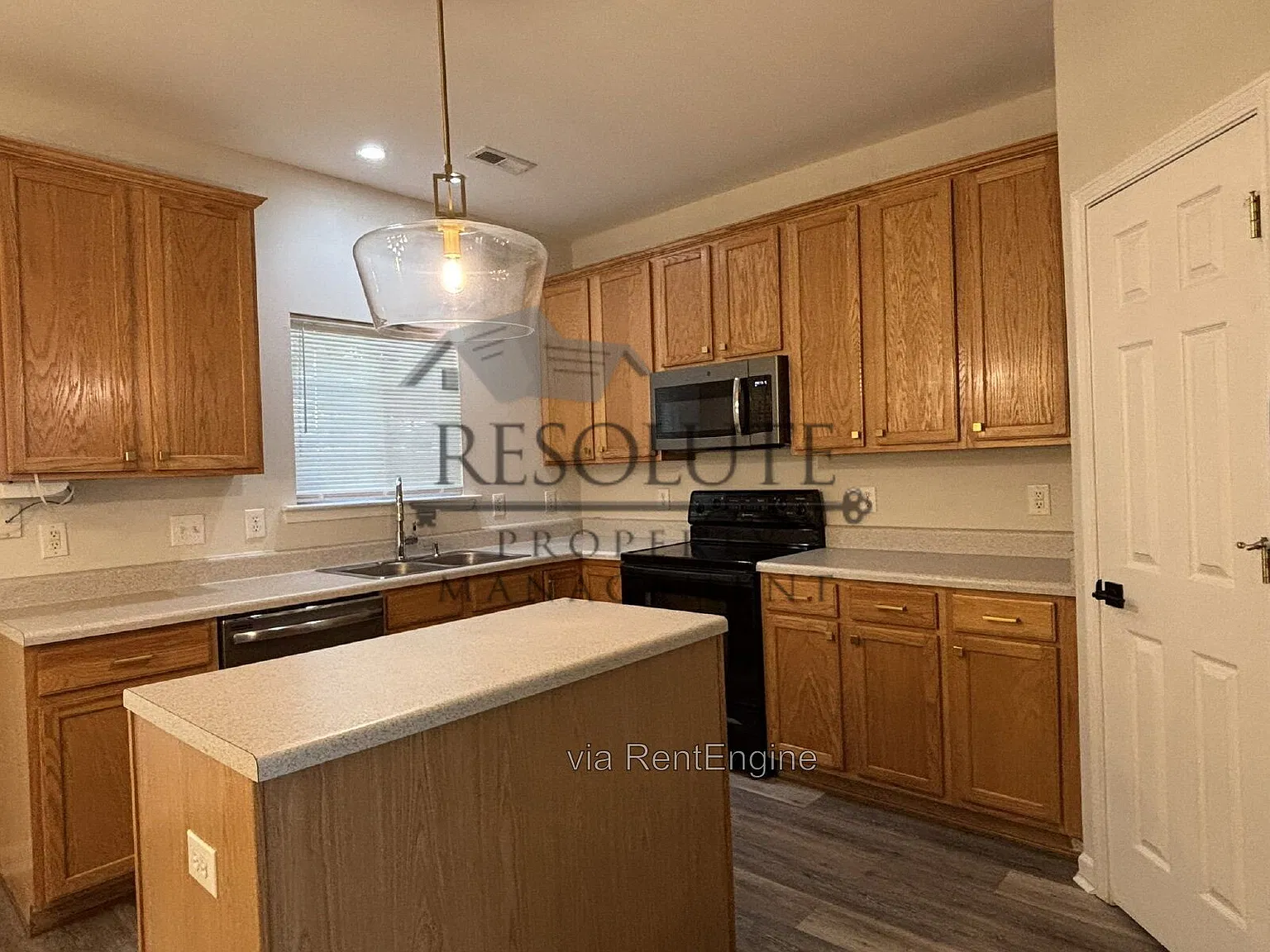 3 bed, 2.5 bath, 1471 sqft, $1,895 — Photo 2