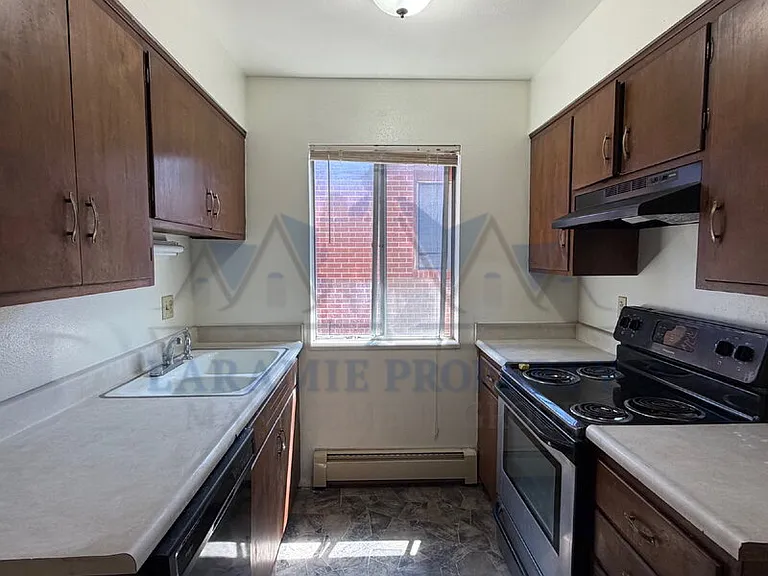 710 Downey St #18 — Photo 8