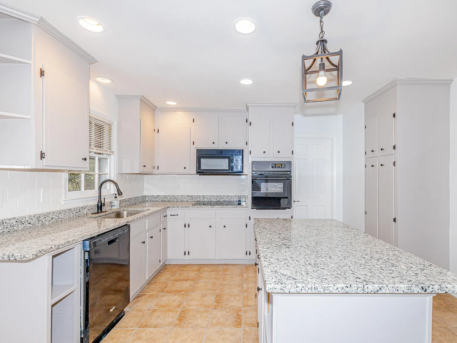 4 bed, 2.5 bath, 2698 sqft, $2,850 — Photo 4
