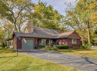 16 Muirwood Dr, Glen Ellyn, IL 60137