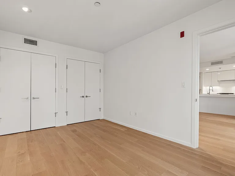 50-504 W Broadway #499 — Photo 2
