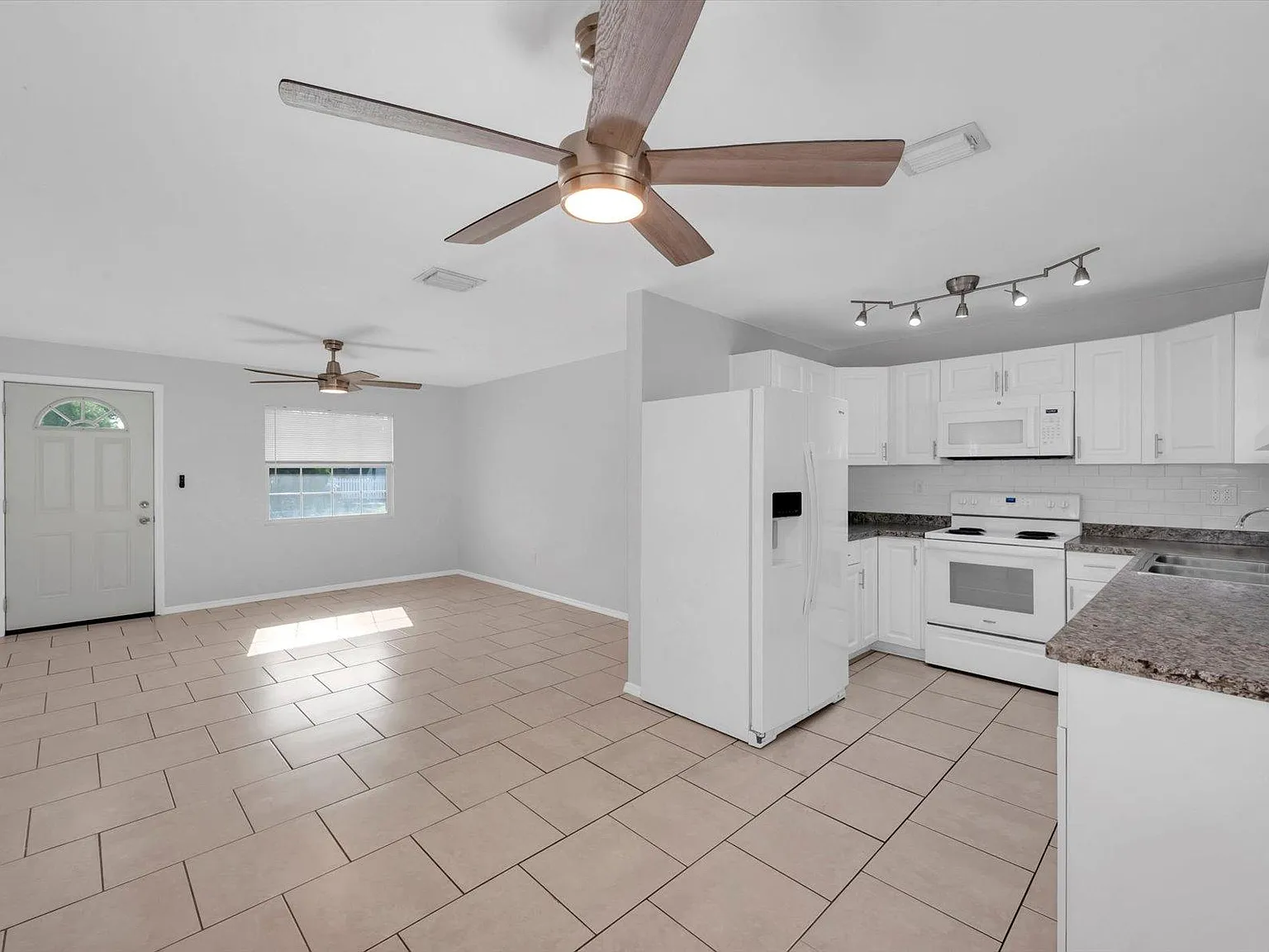3 bed, 864 sqft, $2,250 — Photo 4