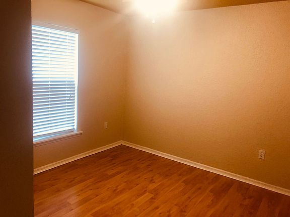 5th image of 614 Camel Ln