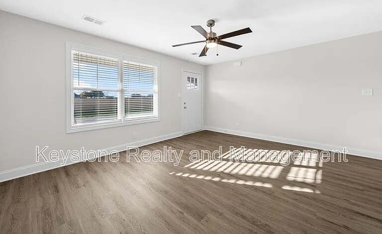 105 Mace Ln — Photo 2
