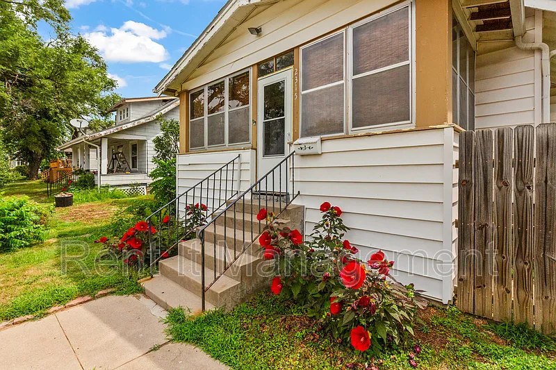 2 bed, 2.0 bath, 1961 sqft, $2,000 — Photo 3