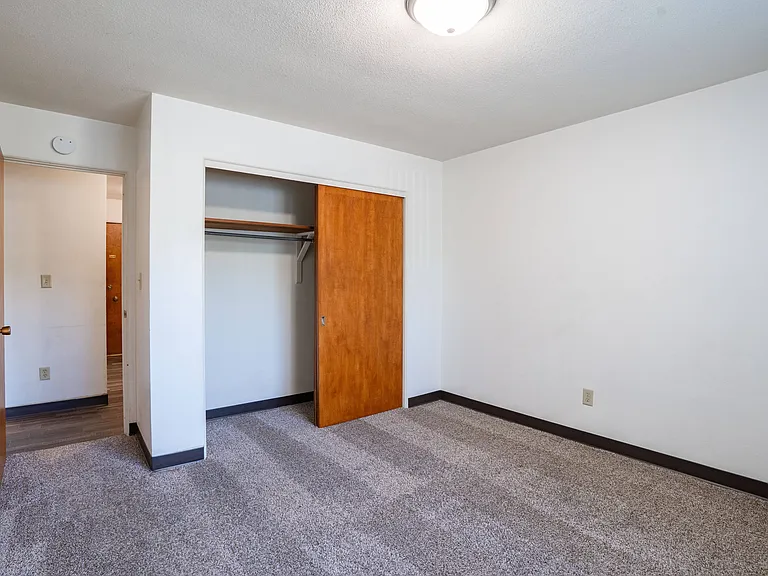 Fargo, ND Islander Apartments | 21B | Bedroom