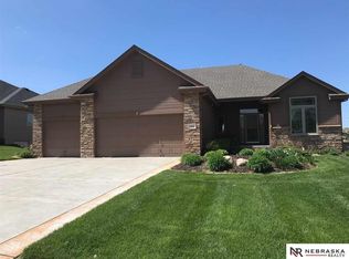 6808 Ridgewood Dr, Papillion, NE 68133